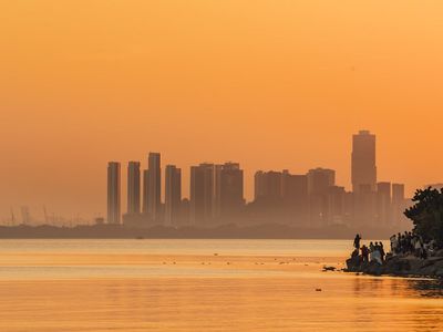 Wide view of a city horizon during blue hour.